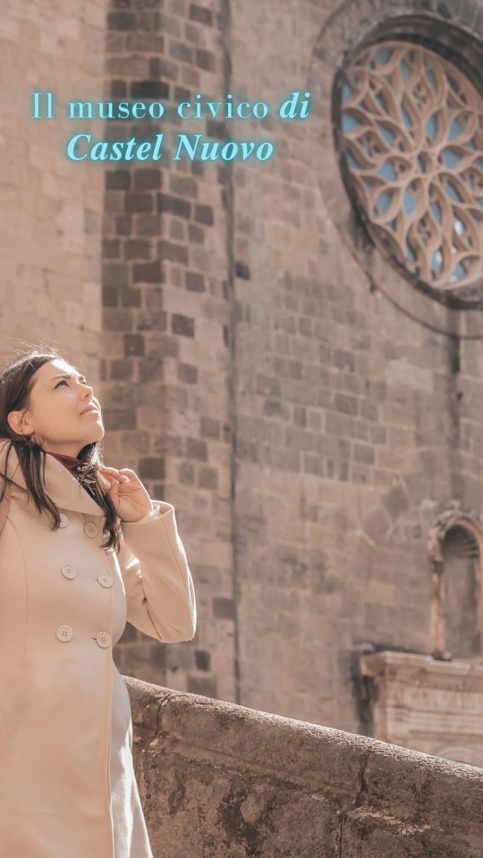 𝑰𝒍 𝒎𝒖𝒔𝒆𝒐 𝒄𝒊𝒗𝒊𝒄𝒐 𝒅𝒊 𝑪𝒂𝒔𝒕𝒆𝒍 𝒏𝒖𝒐𝒗𝒐 
⚜️ Il Castel Nuovo è stato residenza reale, oggi è sede comunale. Ma all'interno ospita anche ben due percorsi museali.
Il primo è costituito dal Museo Civico, che comprende le sale dell'ala est del castello, nonché la Cappella Palatina, con gli incredibili affreschi giotteschi recuperati, e la Sala dei Baroni, di stampo catalano, accessibili dal cortile d'ingresso.
🖼️ Il museo si articola per tre piani, con opere provenienti da chiese napoletane o di collezione privata, tra il Quattrocento e il Novecento.
🏰 Dà inizio al percorso la porta bronzea originale del castello, a due battenti, trafugata da Carlo VIII e recuperata dai Genovesi nel 1495.
È possibile anche ammirare uno splendido panorama dal camminamento.
Anche i napoletani ignorano la presenza di questo museo, non ho ragione?

📍 Castel Nuovo - Via Vittorio Emanuele III, Napoli @maschioangioinoofficial
🕰️ Dal lunedì al sabato h 8.30/18.30 (ultimo ingresso un'ora prima), esclusi i festivi (salvo aperture straordinarie).
🎟️ Intero 6€ - Ridotto 4€ gruppi >20 - Gratuito minori di 18 anni, over 65, disabili 
💳 I biglietti sono acquistabili in biglietteria solo tramite pagamento POS (bancomat e carta di credito).
Ⓜ️ L1 Municipio 
🚍 R2
🅿️ A pagamento, alla destra dell'arco
.
.
.
#castelnuovo #maschioangioino #museocivico #napoli #castelnuovonapoli #museo #alfonsodaragona #saladeibaroni #cappellapalatina #comunedinapoli #angioini #aragonesi #castello #piazzamunicipio #scuoladiposillipo #portodinapoli #itinerariditinerarte